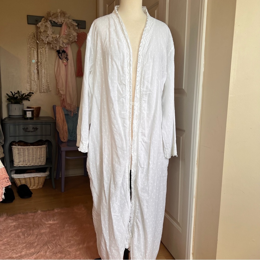 White 100% Cotton Eyelet Swiss Dot Hand Pocket Robe